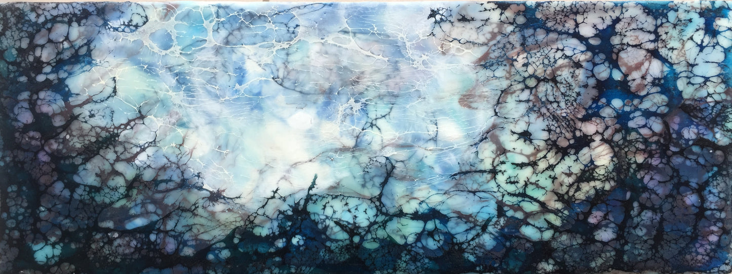 Abstraktes Enkaustikgemälde mit blauen und weissen Netzsstrukturen