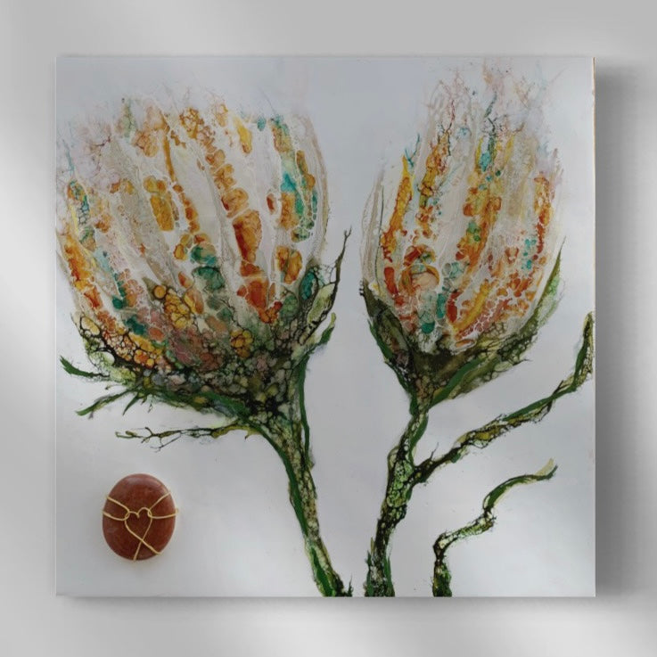 Goldfarbene und orangefarbene Blumenblüten als Enkaustik Kunstwerk und einem Feuerachat