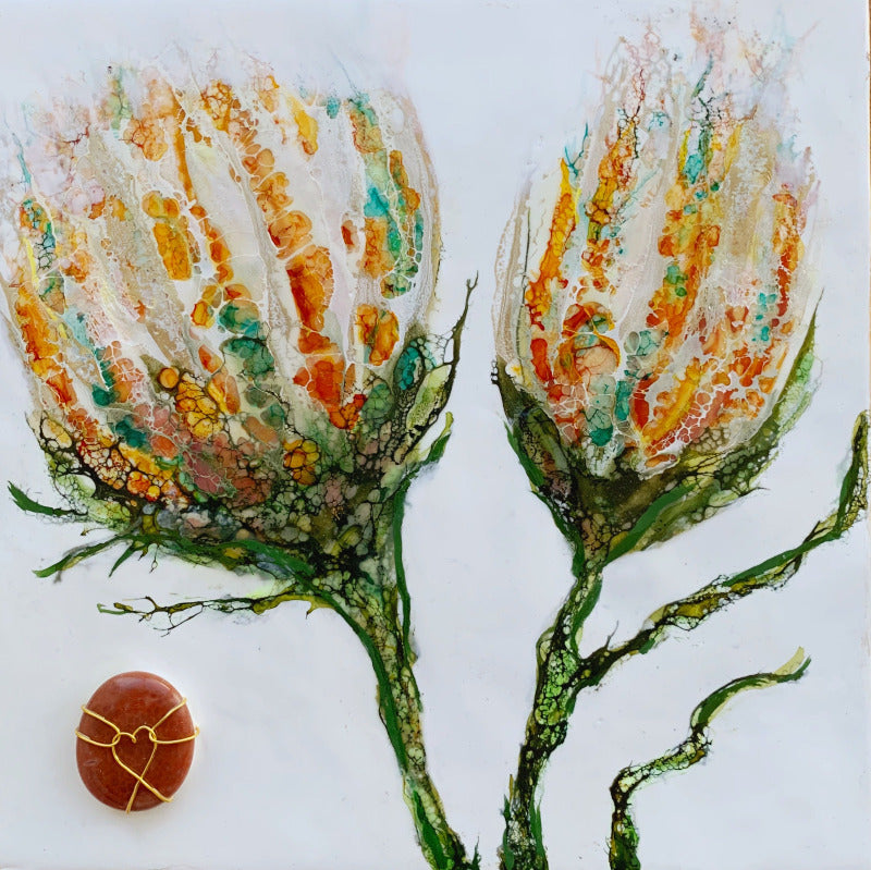 Goldfarbene und orangefarbene Blumenblüten als Enkaustik Kunstwerk und einem Feuerachat