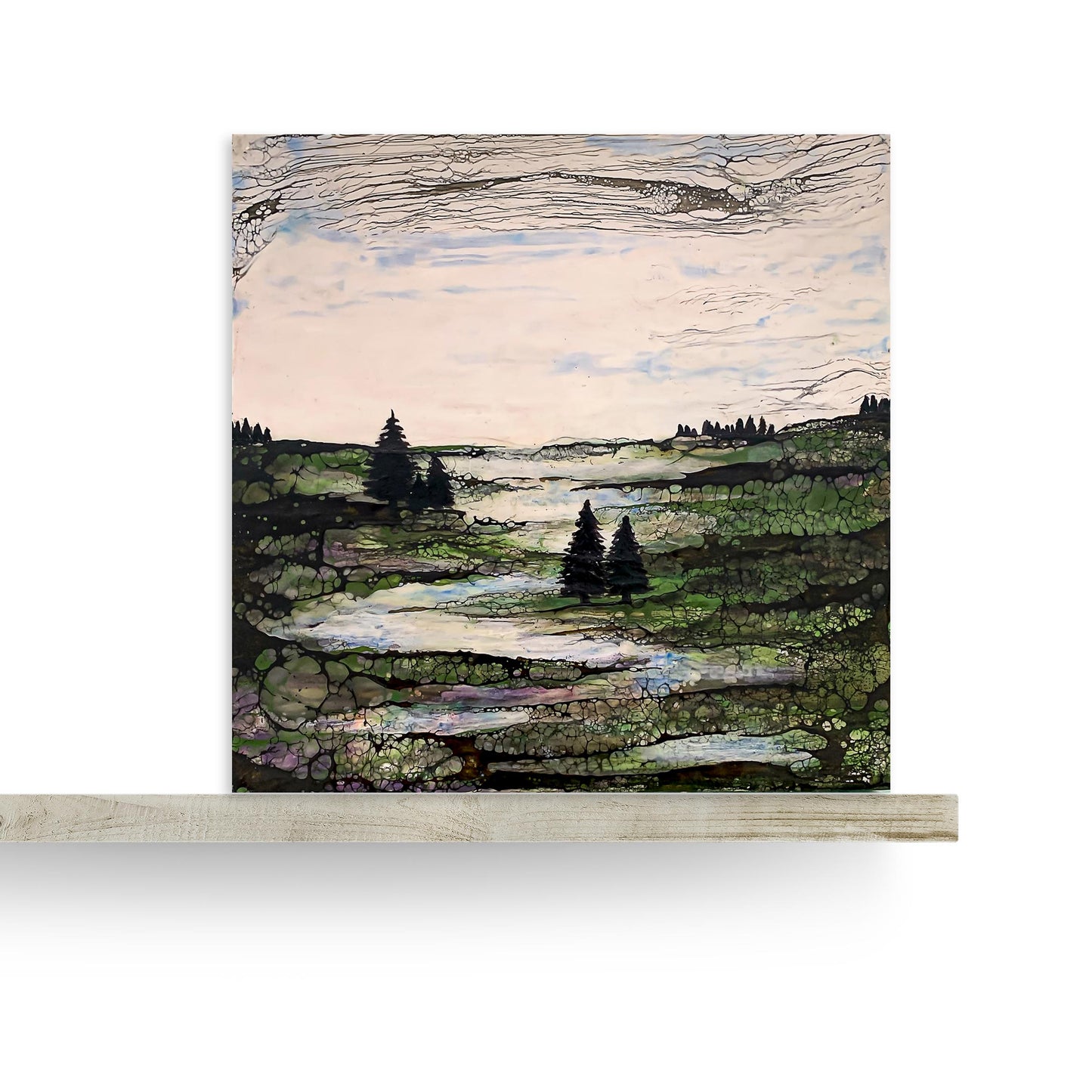 Enkaustik Kunstwerk auf einem Sideboard zeigt Land mit Fluss und Nadelbäumen