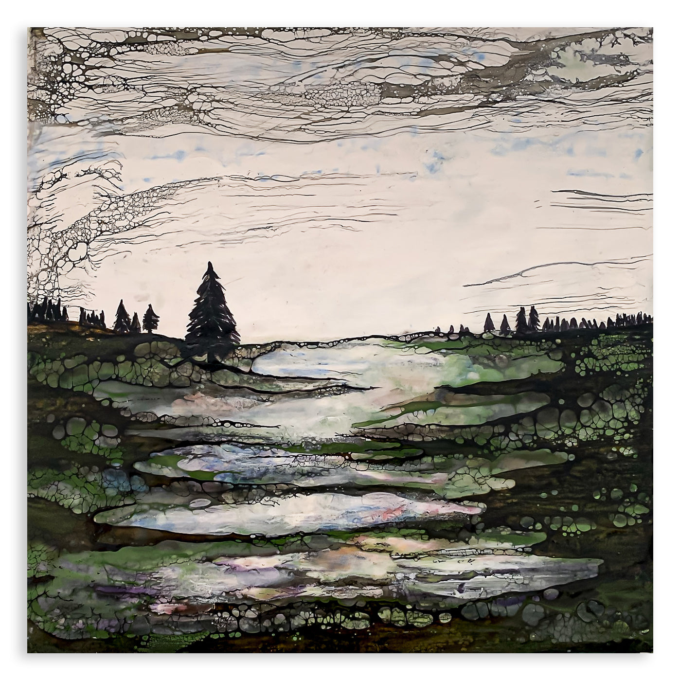 Grünes Landschaftsbild zeigt Flussverlauf Nadelbäume und offenen Himmel.