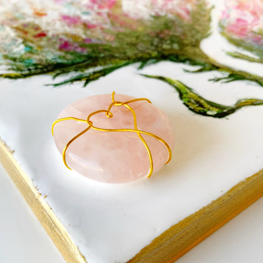 Ausschnitt eines Enkaustik Kunstwerks zeigt rosafarbene Blüten und einen Rosenquarz
