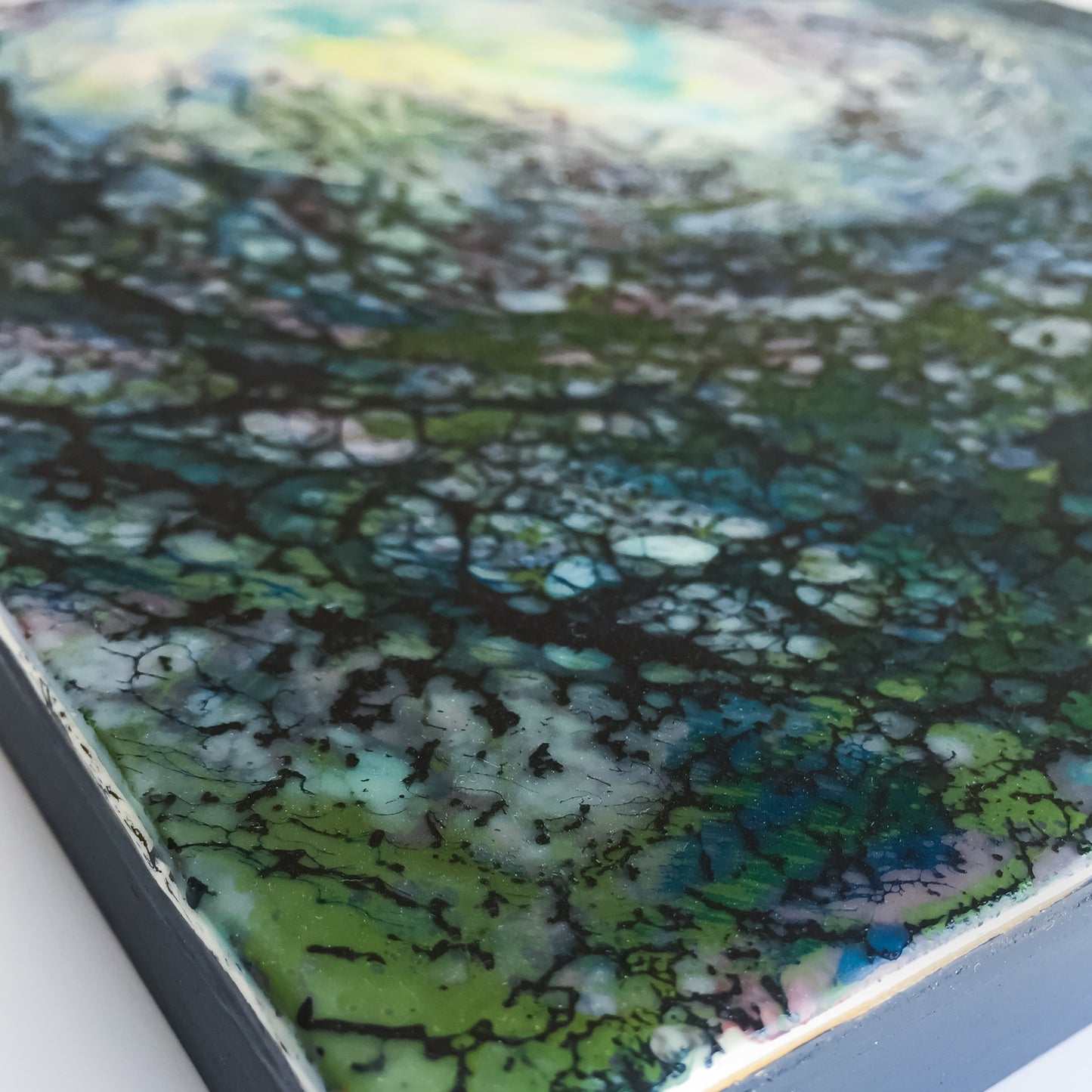 Oberflächendetails eines Enkaustik Kunstwerkes zeigt die Wachsstrukturen und den Schellack