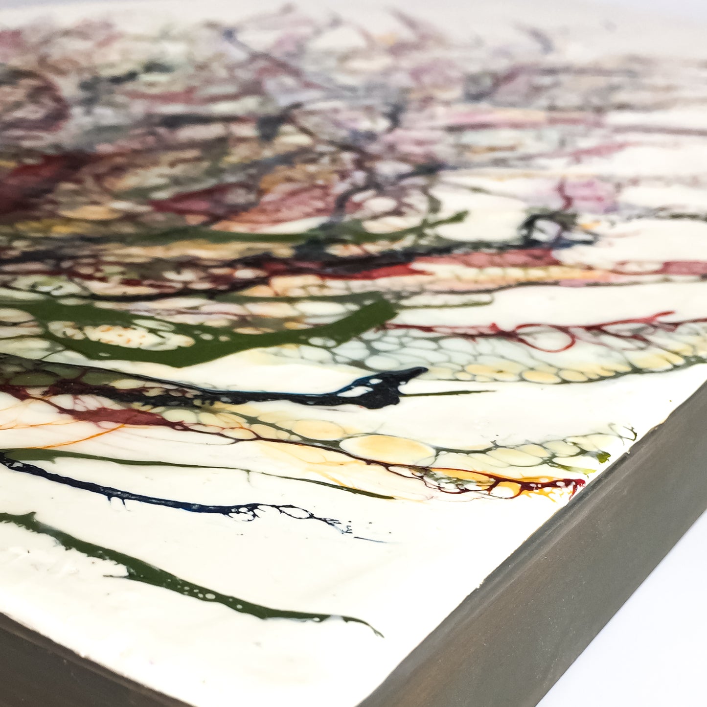 Detailansicht eines Kunstwerkes zeigt Details einer abstrakten Blume und die hochwertig gearbeiteten Ränder des Bildes