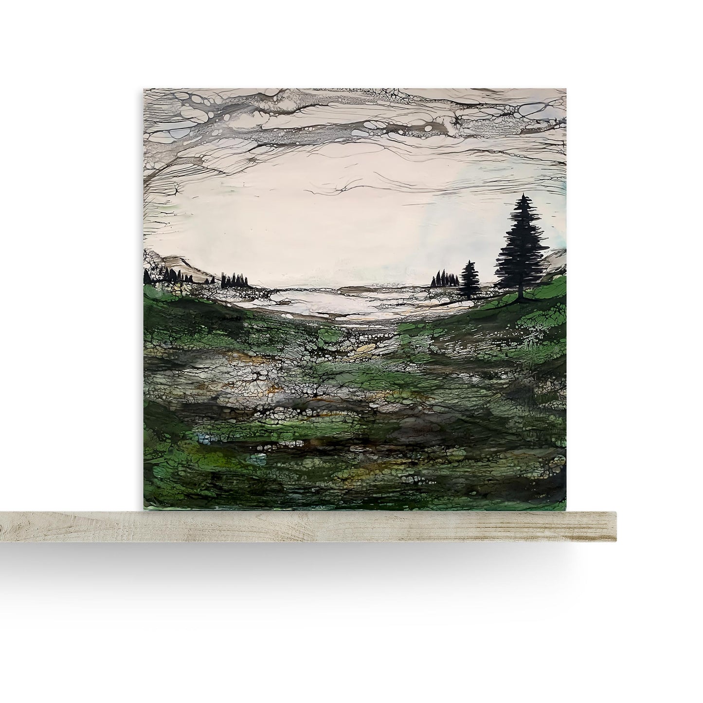 Enkaustik Landschaftsbild mit grüner Mooslandschaft und Nadelbäumen sowie Himmel auf einem Sideboard