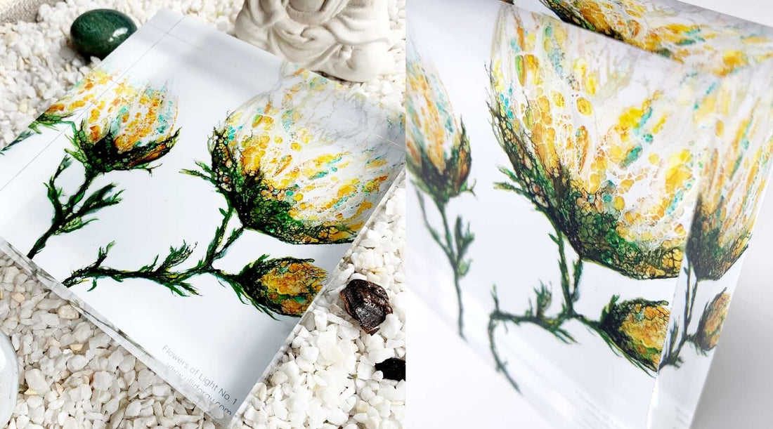 Kunstdruck abstrakte gelbe filigrane Blüten in kristallklarem Acrylglasblock aufrecht stehend