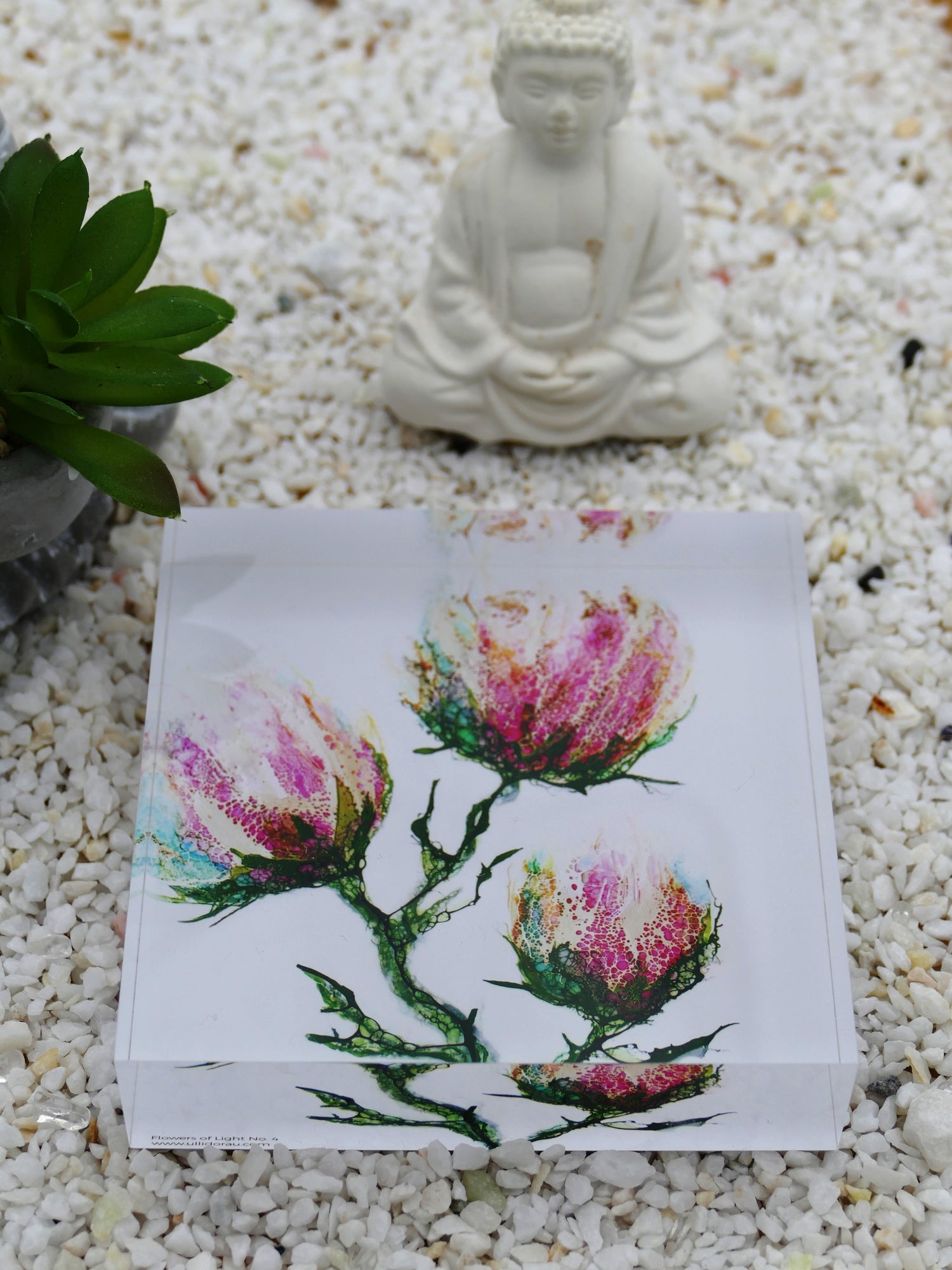 Flower of Light pink Blumendruck in Acrylglasblock auf Kiesbett mit Buddhafigur und Grünpflanze