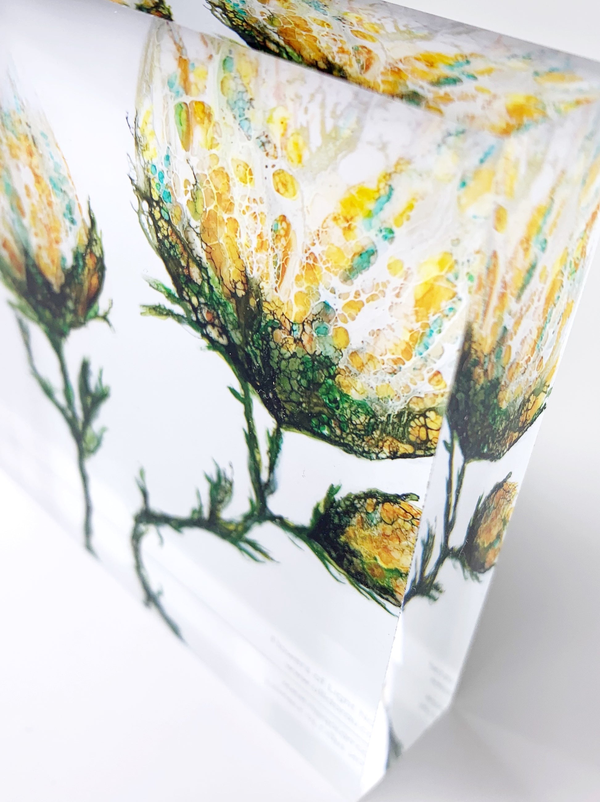 Ausschnitt eines Kunstdruckes auf Acrylglas mit Darstellung gelber Blumen