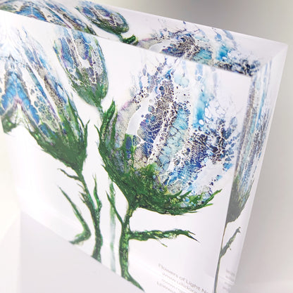 Blumenmotiv mit blauen Blumenblüten auf einem Acrylglas Kunstdruck