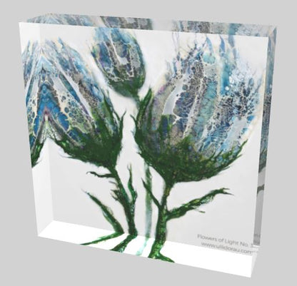 ein Kunstwerk mit Blumenmotiv mit blauen Blüten auf Acrylglas