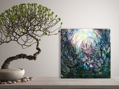 abstraktes Enkaustik Kunstwerk mit blauen grünen und hellen Netzstrukturen steht auf einem Tisch neben einem Bonsaibaum