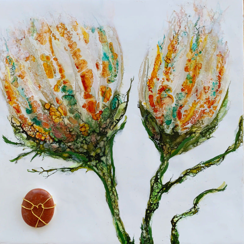 Goldfarbene und orangefarbene Blumenblüten als Enkaustik Kunstwerk und einem Feuerachat 