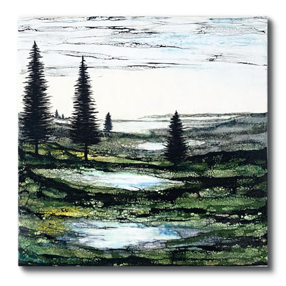 Kunstwerk Enkaustikmalerei zeigt grüne Landschaft mit Nadelbäumen und offenem Himmel