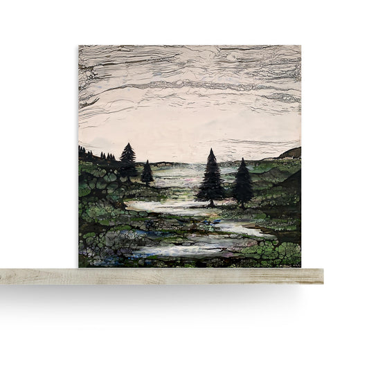 Enkaustik Kunstwerk mit Darstellung einer grünen Landschaft mit einem Flüss und Nadelbäumen sowie weitem Himmel auf einem Sideboard