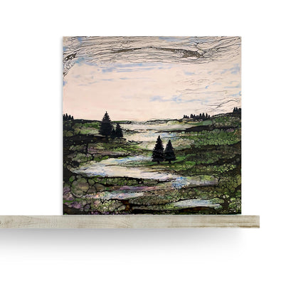 Enkaustik Kunstwerk auf einem Sideboard zeigt Land mit Fluss und Nadelbäumen