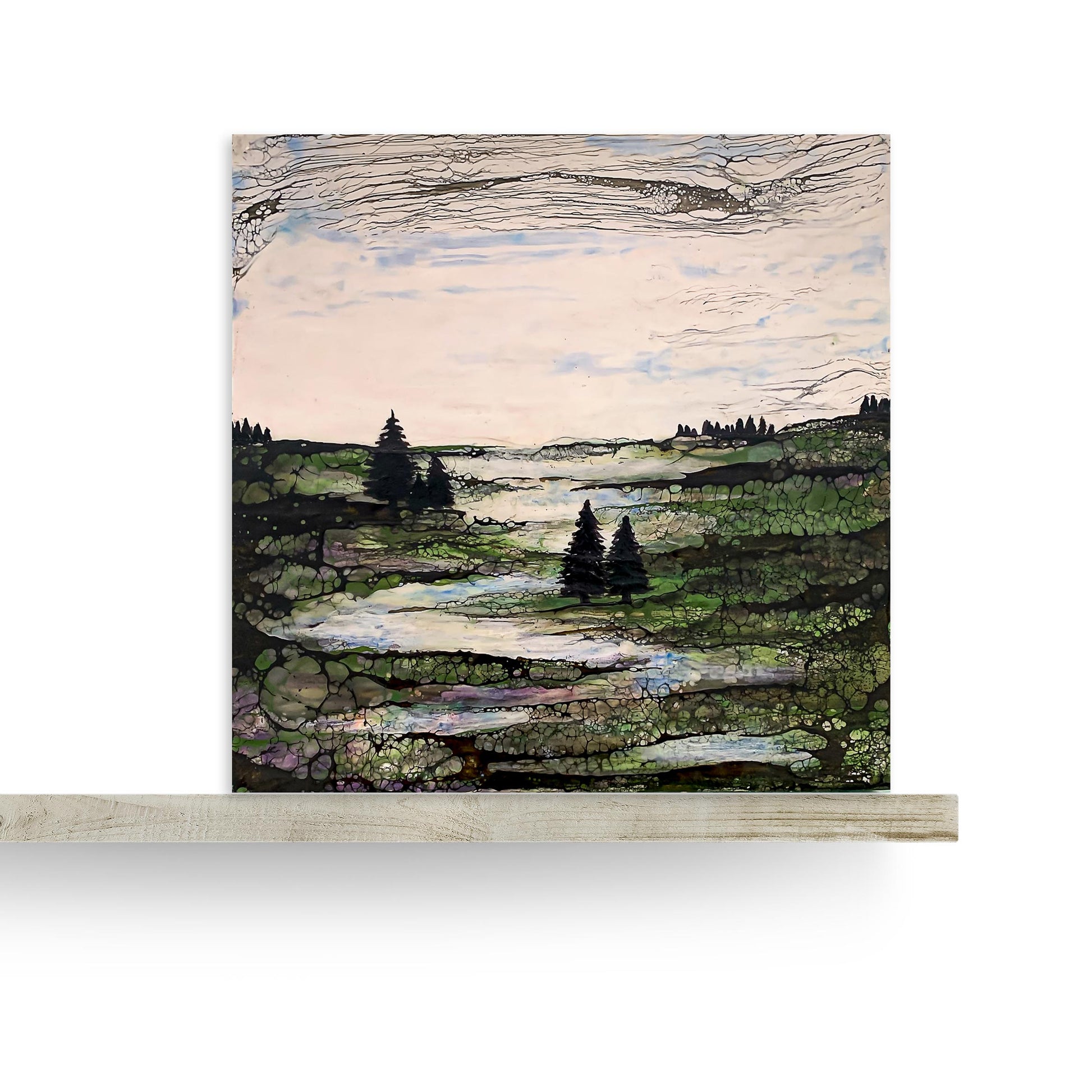 Enkaustik Kunstwerk auf einem Sideboard zeigt Land mit Fluss und Nadelbäumen