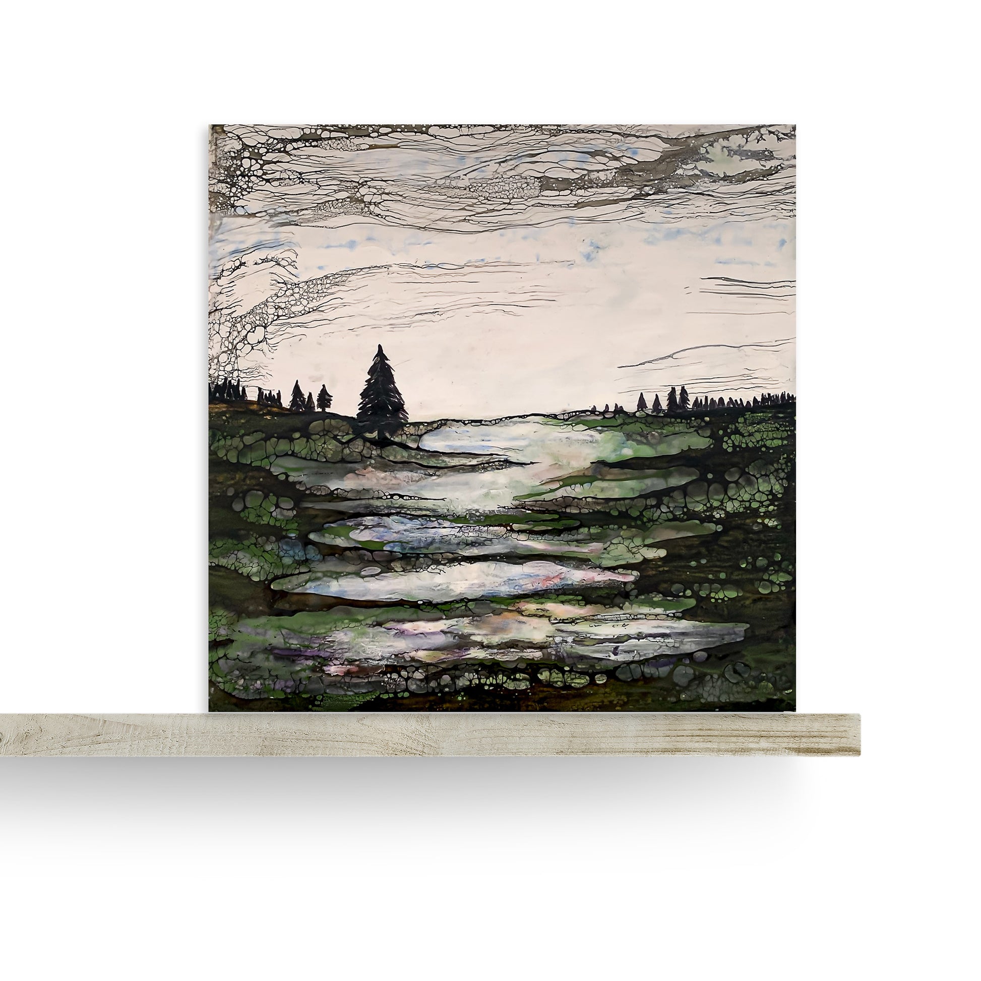 Grünes Landschaftsbild zeigt Flussverlauf Nadelbäume und offenen Himmel. Kunstwerk steht auf einem Sideboard
