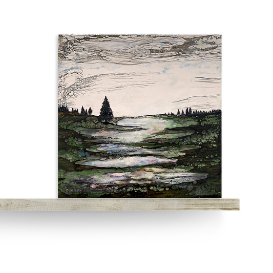Grünes Landschaftsbild zeigt Flussverlauf Nadelbäume und offenen Himmel. Kunstwerk steht auf einem Sideboard