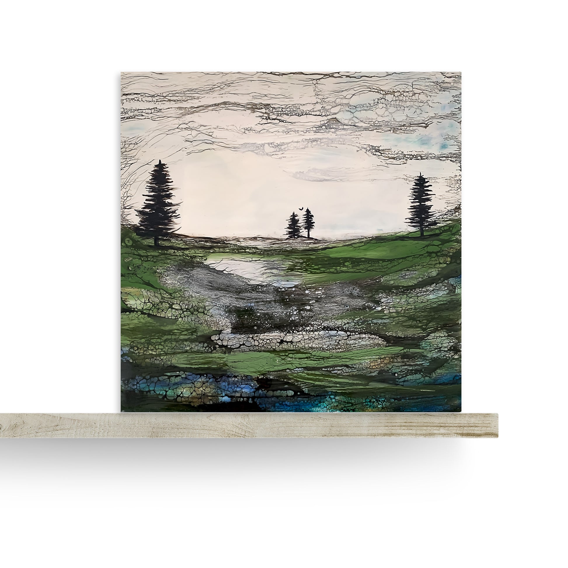 abstraktes Landschaftsbild mit Nadelbäumen dekorativ auf einem Sideboard