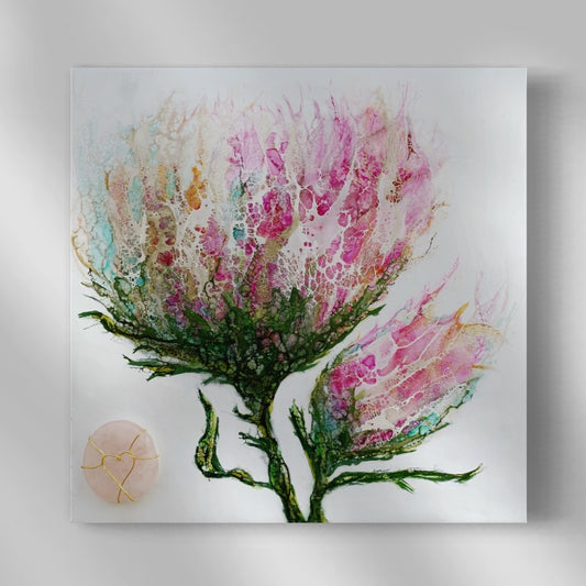 Blumenmotiv als Enkaustik Kunstwerk zeigt rosafarbene Blüten und einen Rosenquarz