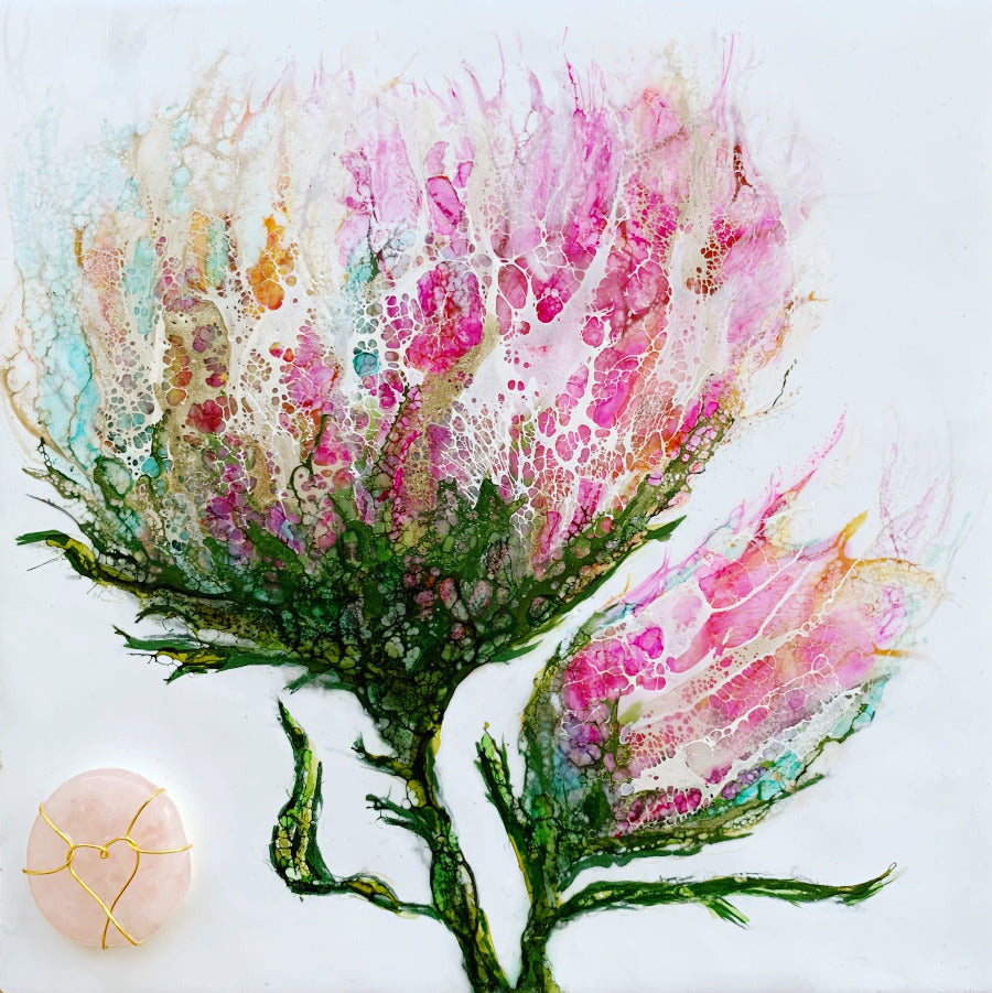 Blumenmotiv als Enkaustik Kunstwerk zeigt rosafarbene Blüten und einen Rosenquarz