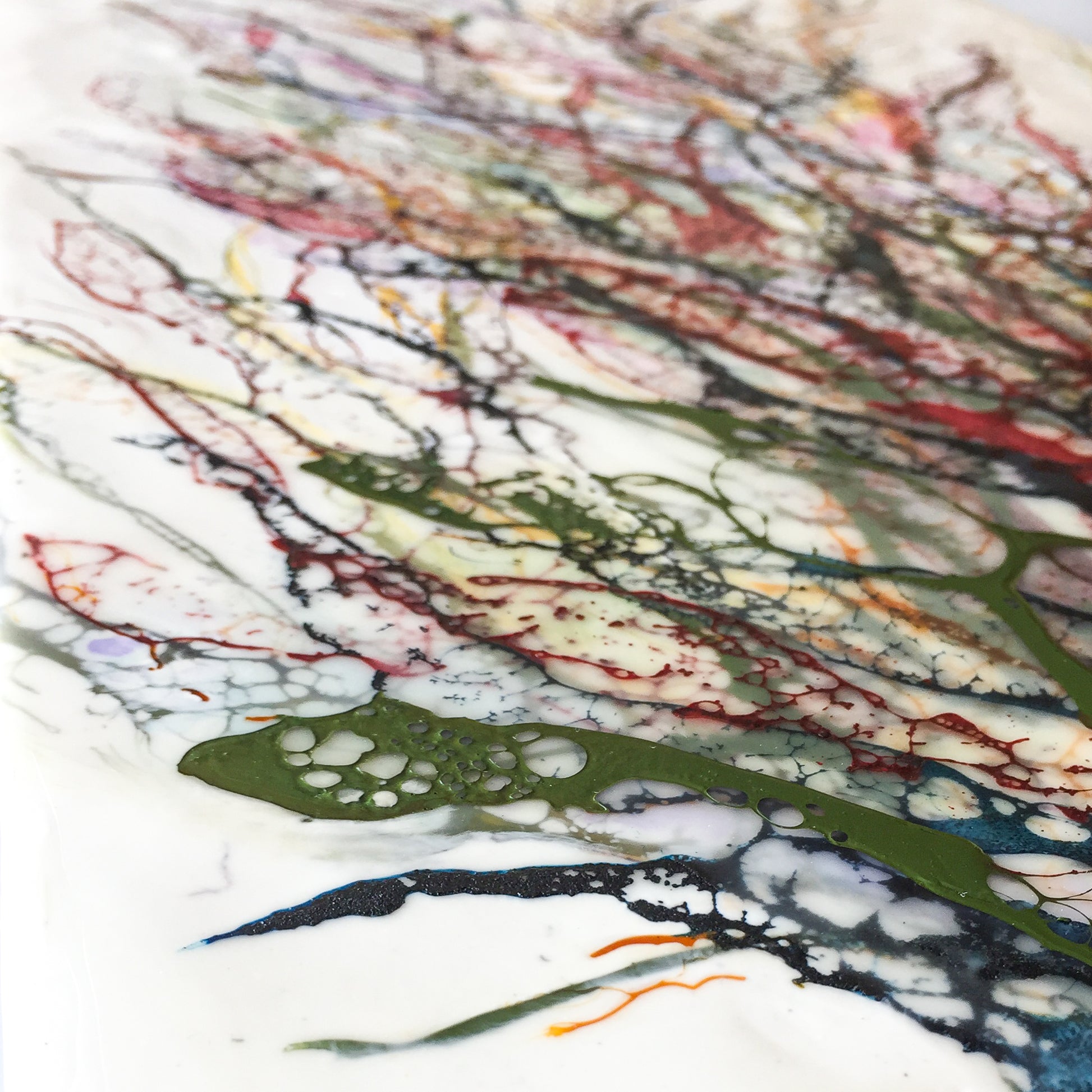 Ausschnitt der Oberfläche eines Enkaustik Kunstwerkes zeigt die Details einer asbtrakten  Blume