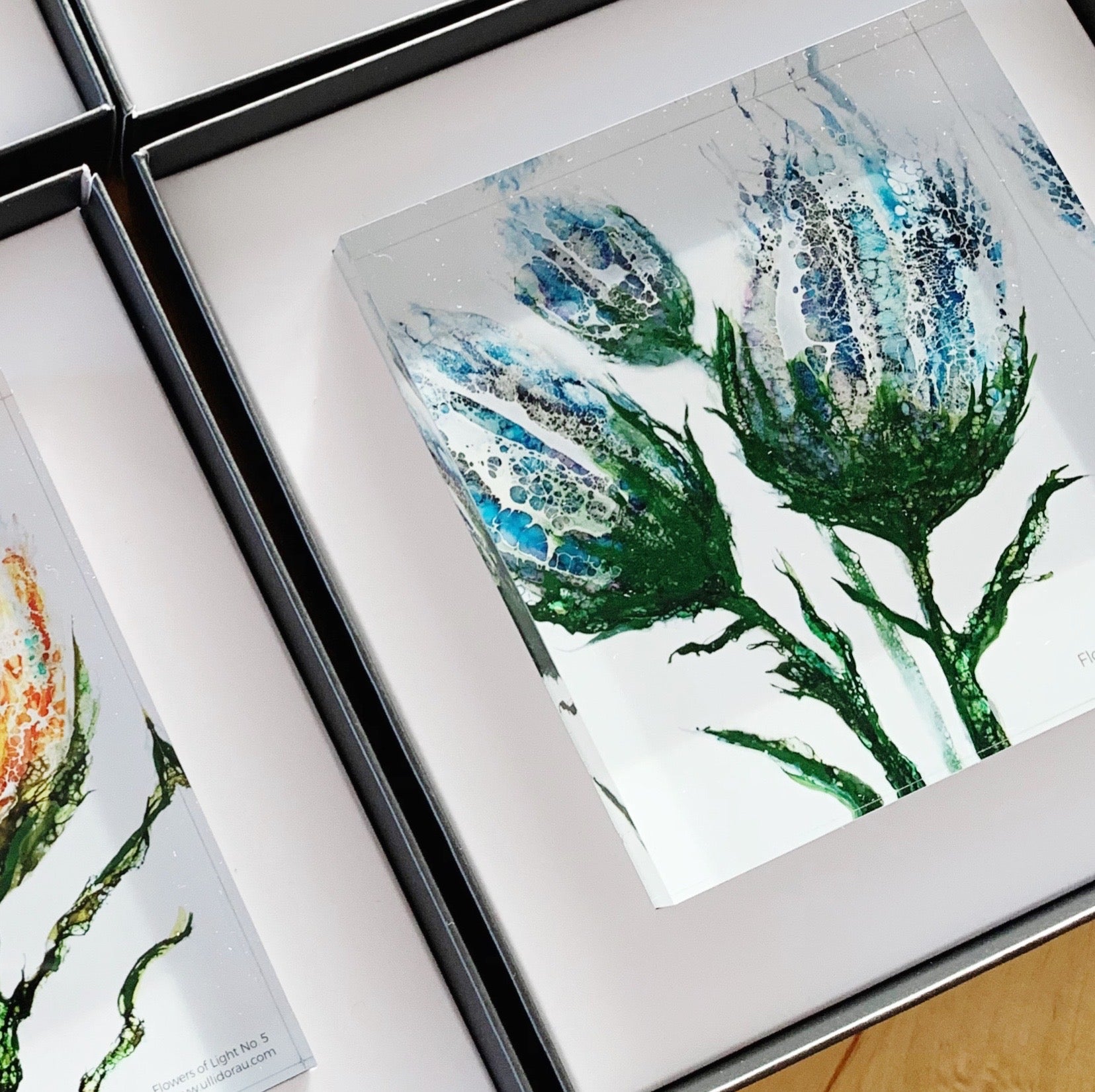 schöne Blumen mit blauen Blumenblüten auf Acrylglas als Geschenk in einer Geschenkbox