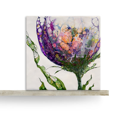 Enkaustik Kunstwerk mit violetter Blume auf einem Sideboard