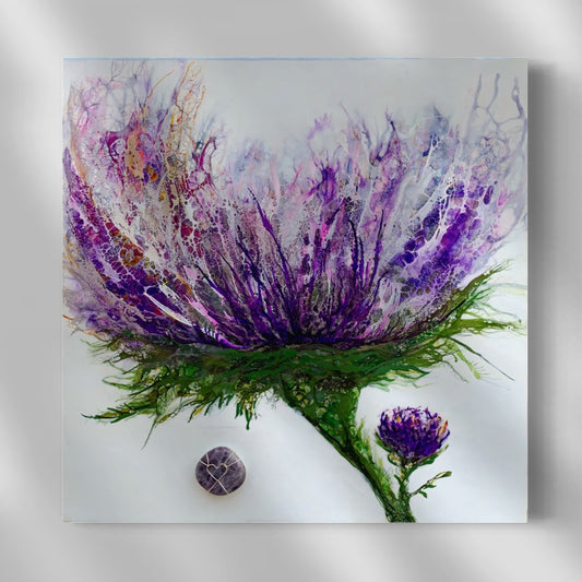 Enkaustik Gemälde zeigt Kornblume mit blauer und violetter Blüte sowie einen Amethyst