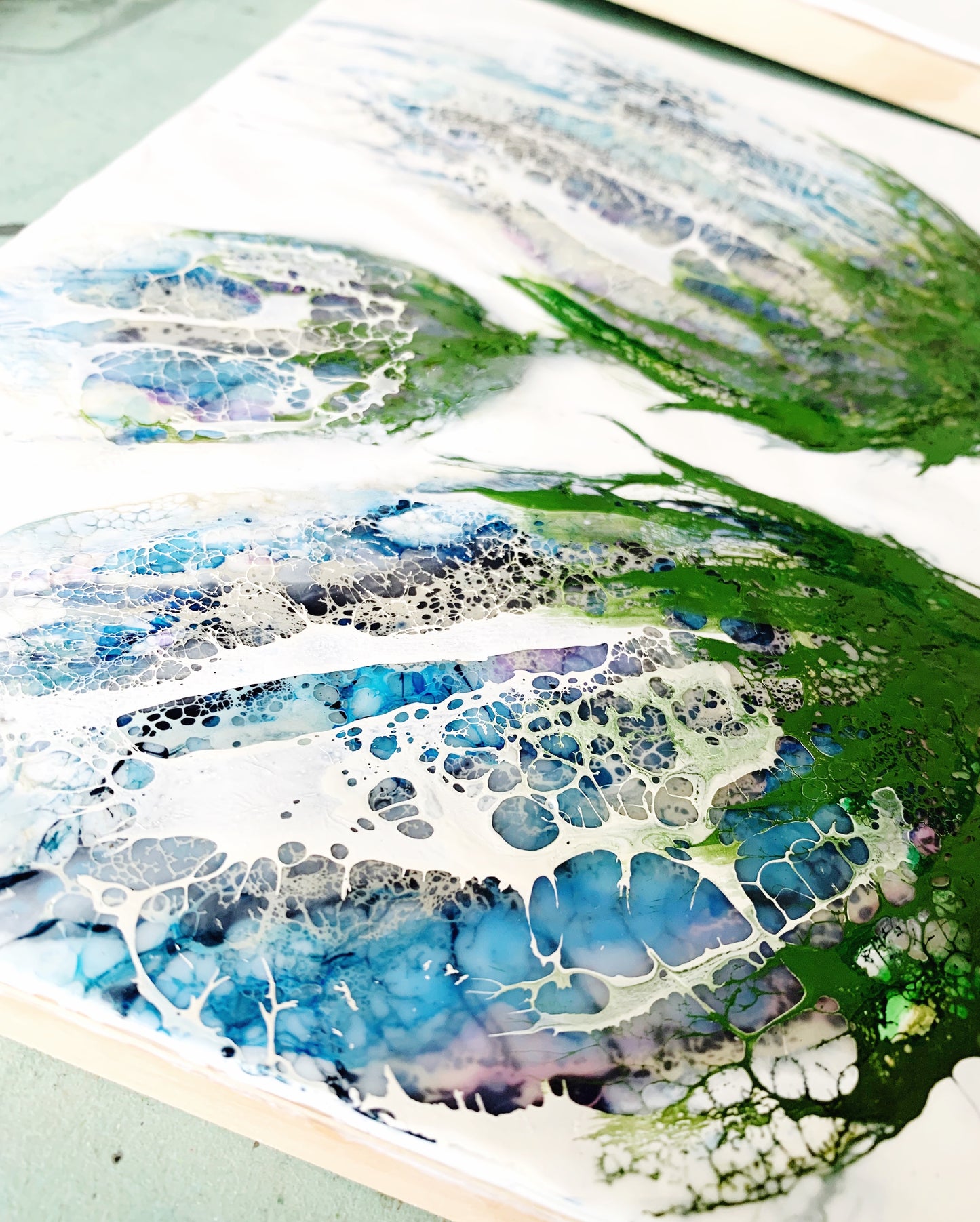 Detailansicht Enkaustik Kunstwerk Blumenblüten in Blau