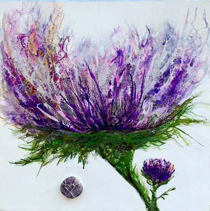 Enkaustik Gemälde zeigt Kornblume mit blauer und violetter Blüte sowie einen Amethyst