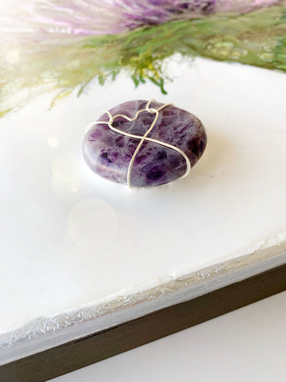 Ausschnitt eines Enkaustik Gemäldes zeigt Gemälderand und einen Amethyst der auf dem Bild montiert ist